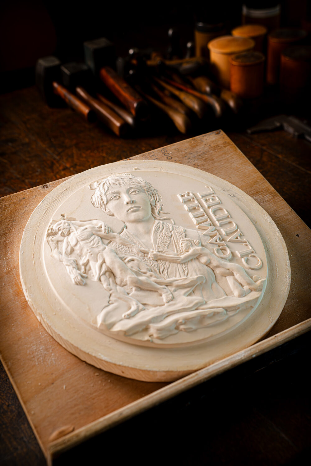 Médaille MOF gravée, gros plan du bas-relief