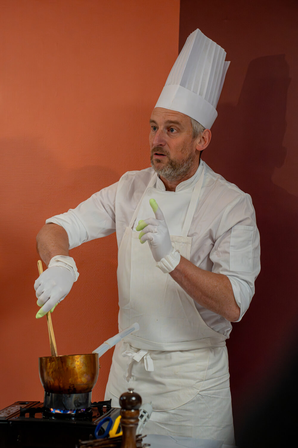 Chef en plein dressage, art culinaire d'excellence